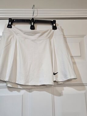 Nike White Tennis Skirt with Swoosh Si,e Large {Bx22}